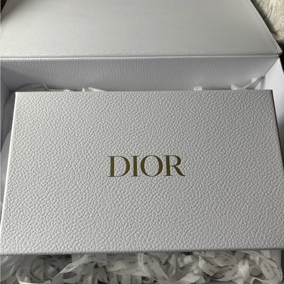 Dior Beauty Platinum gift- train case, head band, hand towel - Picture 3 of 13